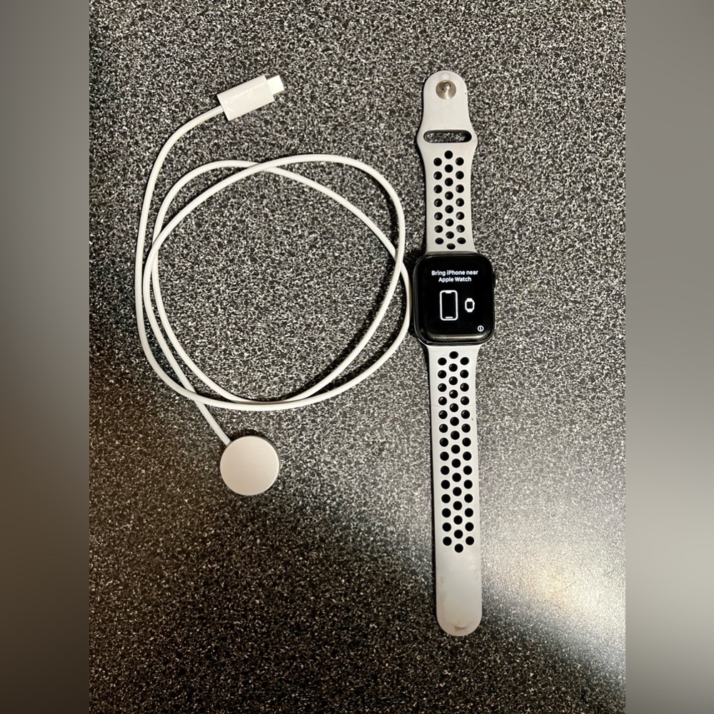 APPLE WATCH SERIES 6 44mm Space Gray Aluminum case with Nike band